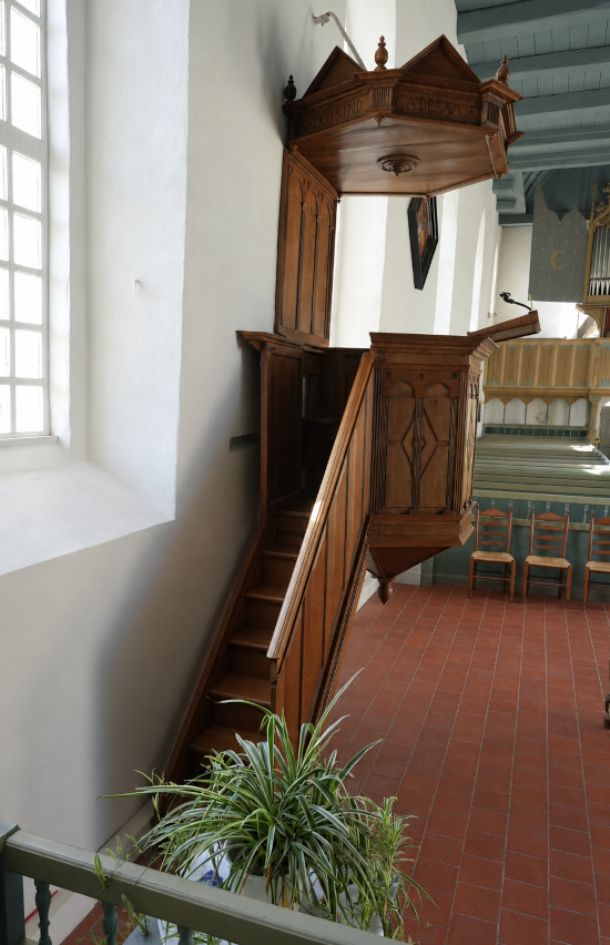 Die Kanzel der Rysumer Kirche