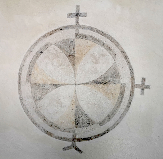 Ein Weihekreuz in der Rysumer Kirche